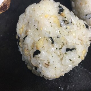 天かすと味付け海苔でおにぎり